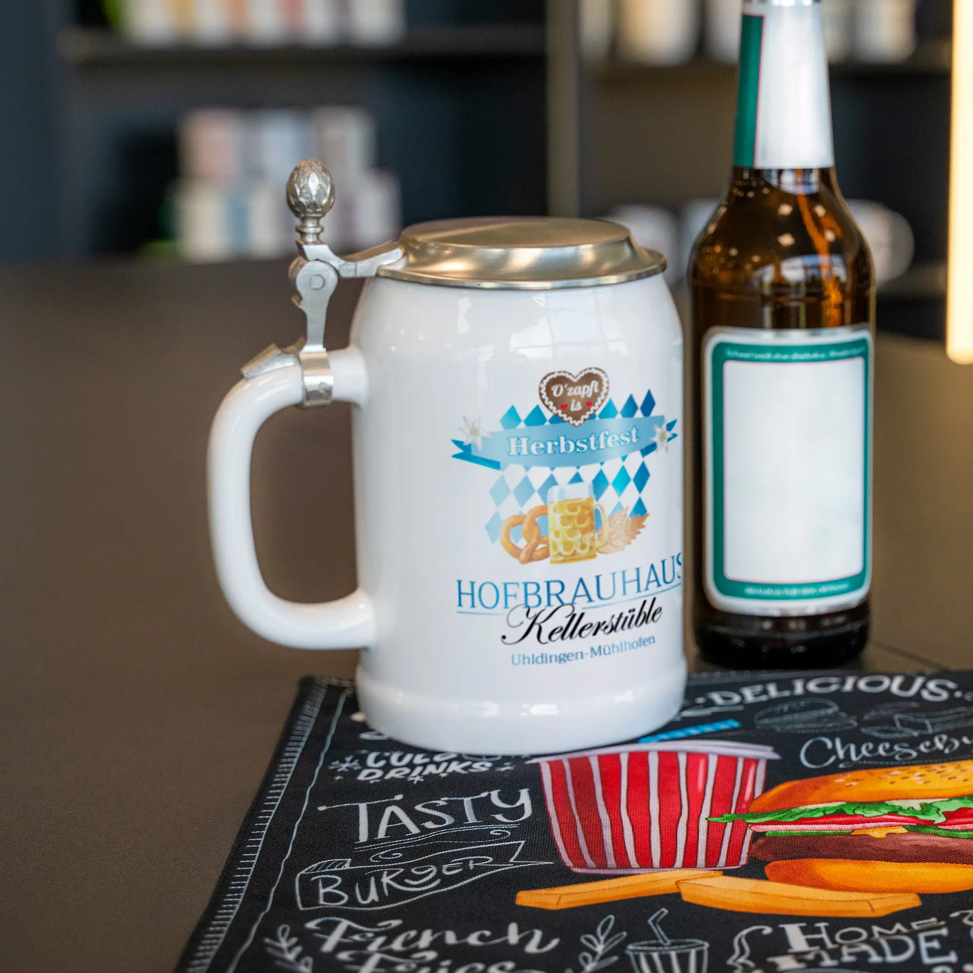 Bierkrug Upper Class RADLER 500 ml, Farbe Weiß mit Zinndeckel